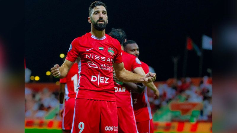الامارات | «دبور» يلسع الوحدة.. شباب الأهلي في القمة