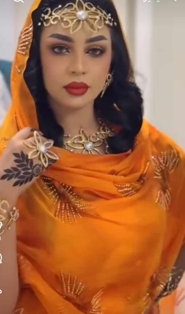 شاهد بالصورة والفيديو.. حسناء سودانية تبهر المتابعين بجمالها الملفت وتسحب الأضواء من إحدى العروسات وساخرون: (العروس المسكينة راحت شمار في مرقة)