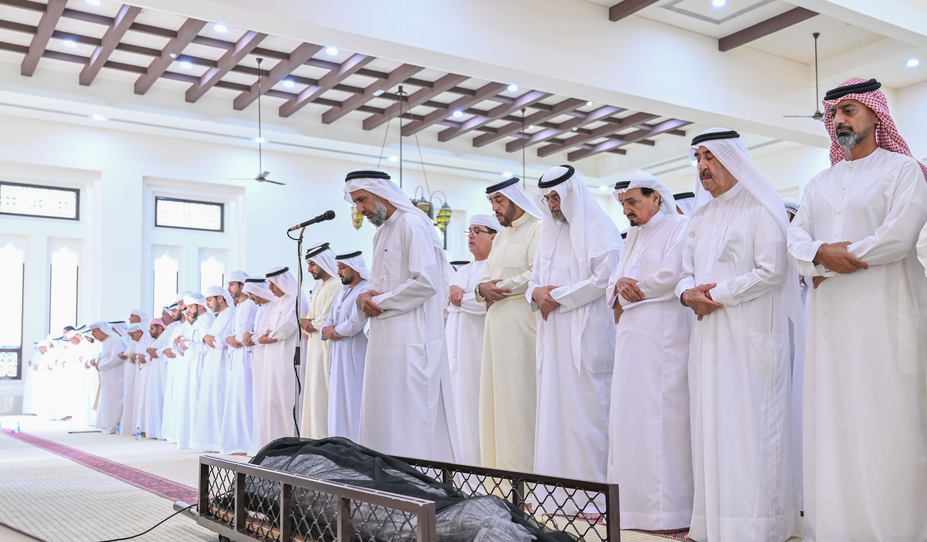 الامارات | حاكما عجمان و أم القيوين يؤديان صلاة الجنازة على جثمان الشيخ عبدالله بن أحمد المعلا