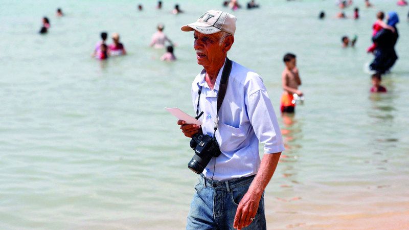 الامارات | مصور مصري.. 50 عاماً برفقة الكاميرا على شواطئ السويس