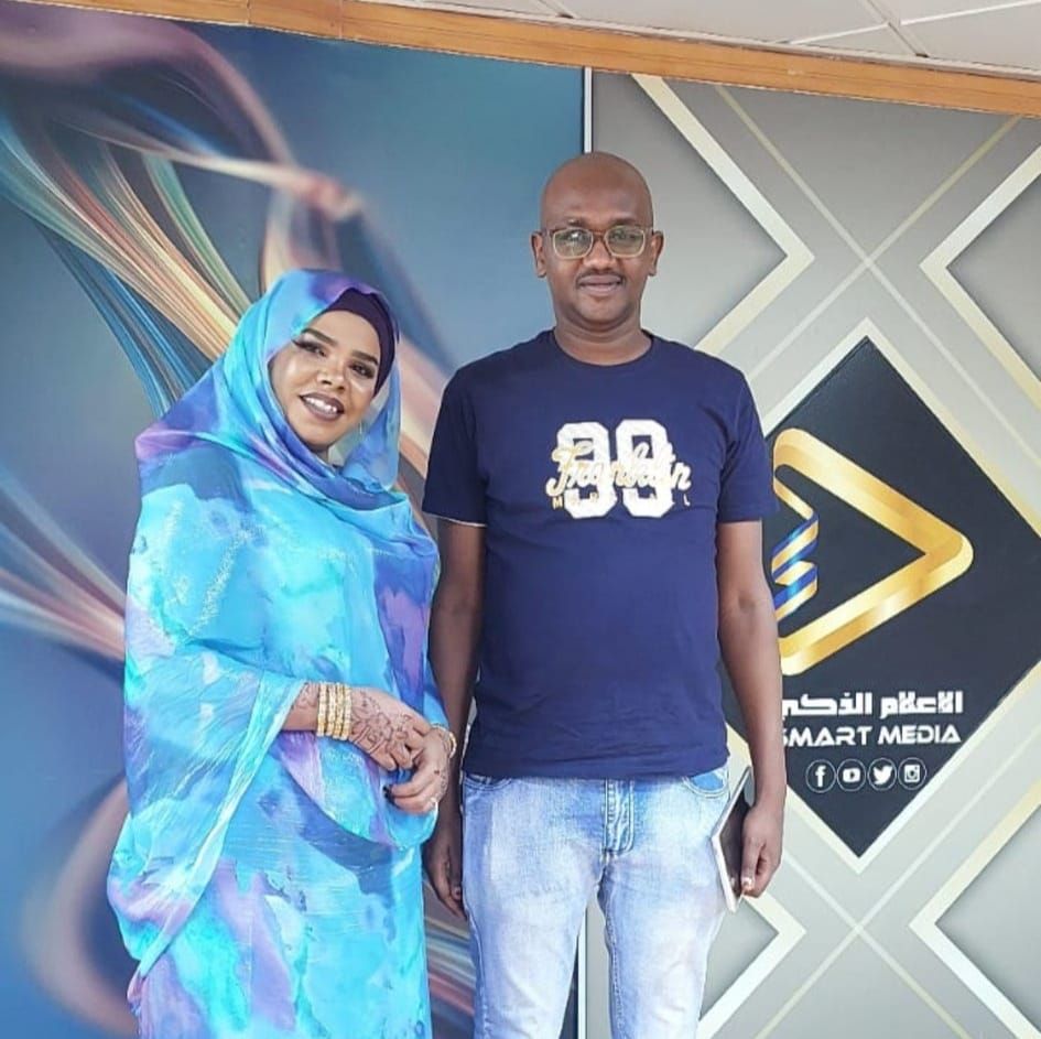 شاهد بالصورة.. الفنانة السودانية هالة عمر تتغزل في زوجها وتثير اهتمام الجمهور: (وجدي حبيبي فيهو كل الصفات السمحة) وساخرون: (تاني ما تغني لينا أغاني الشلب ومرتك مالي مالها)