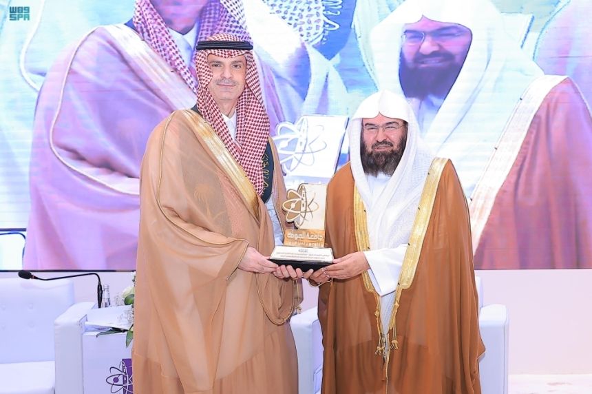 "السديس" يستعرض دور المرأة والشباب في خدمة الحرمين