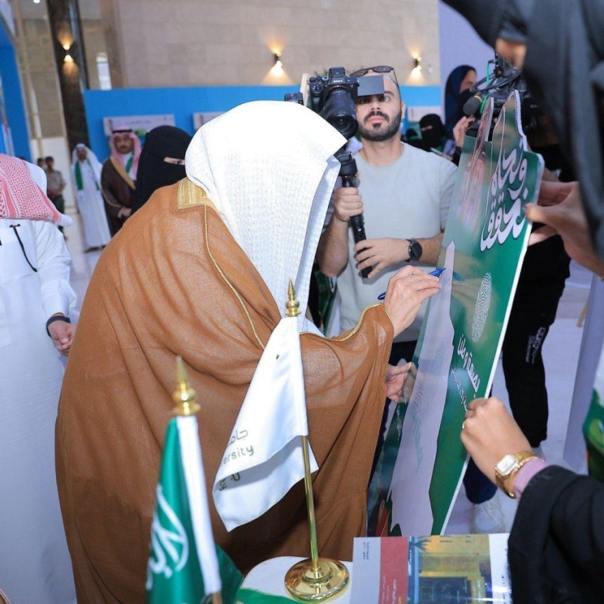 السديس: المرأة السعودية قدوة حسنة لخدمة قاصدات الحرمين