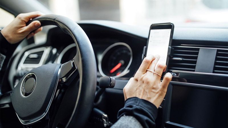 الامارات | «سائقون لايف» يعرّضون حياة الآخرين للخطر.. والشرطة تحذّر