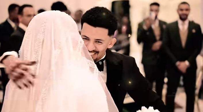 شاهد.. فيديو مسرب يظهر الفنان علي الشيخ وزوجته وهما يقدمان وصلة رقص مثيرة في لحظات الجرتق والجنس اللطيف: (أخير شفنا عروس علي الشيخ الداسيها مننا)