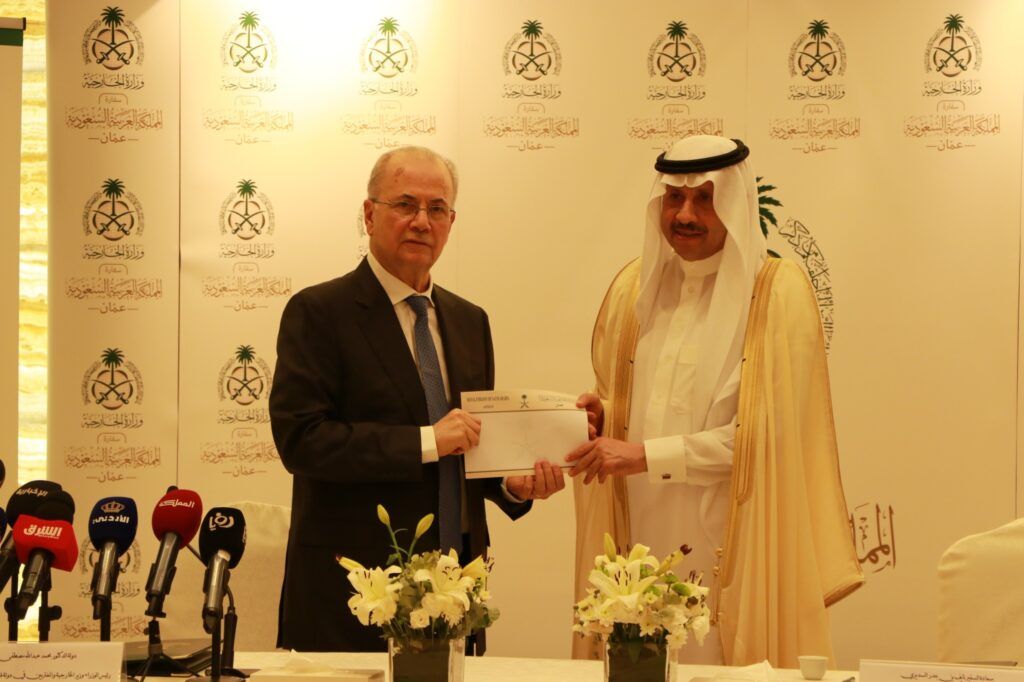السعودية | سفير خادم الحرمين الشريفين يسلم رئيس الوزراء الفلسطيني الدعم المالي الشهري لمعالجة الوضع الإنساني بغزة ومحيطها