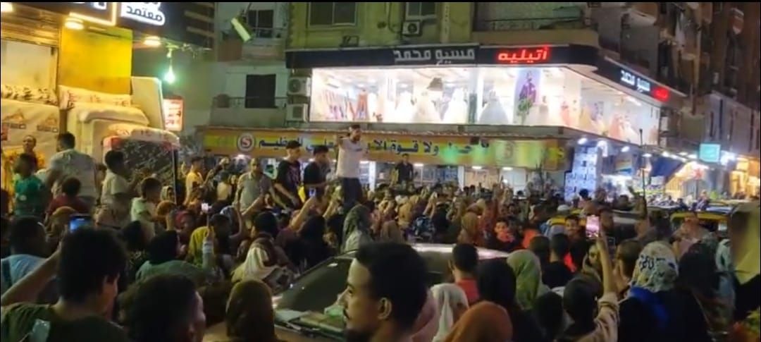 بالفيديو.. شاهد فرحة السودانيين بحي فيصل بالقاهرة بعد انتصارات الجيش الأخيرة وتحريره لعدد كبير من أحياء العاصمة الخرطوم وإحدى الحاضرات تهتف: (ما تدفعوا إيجار الشهر الجاي نحنا راجعين)