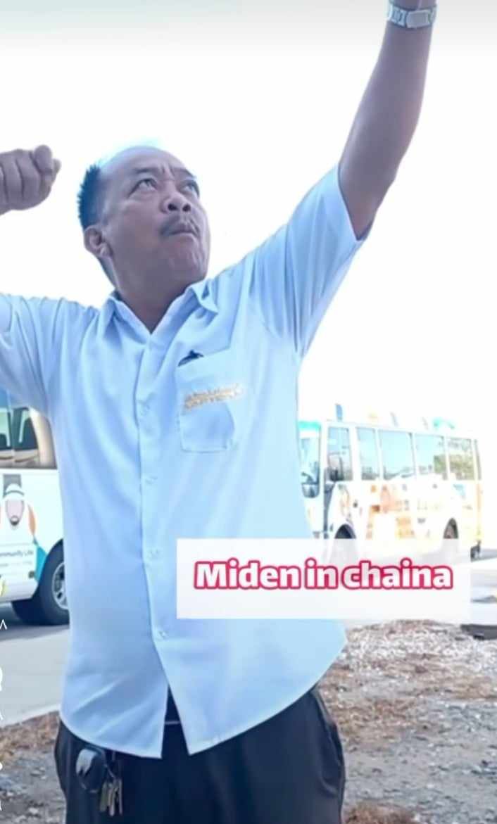 شاهد بالصورة والفيديو.. “زردية” البرهان تتحول لترند عالمي.. مواطن “صيني” يثير ضحكات المتابعين بتقليده إشارة قائد الجيش السوداني ويقول: (مافي كلام)
