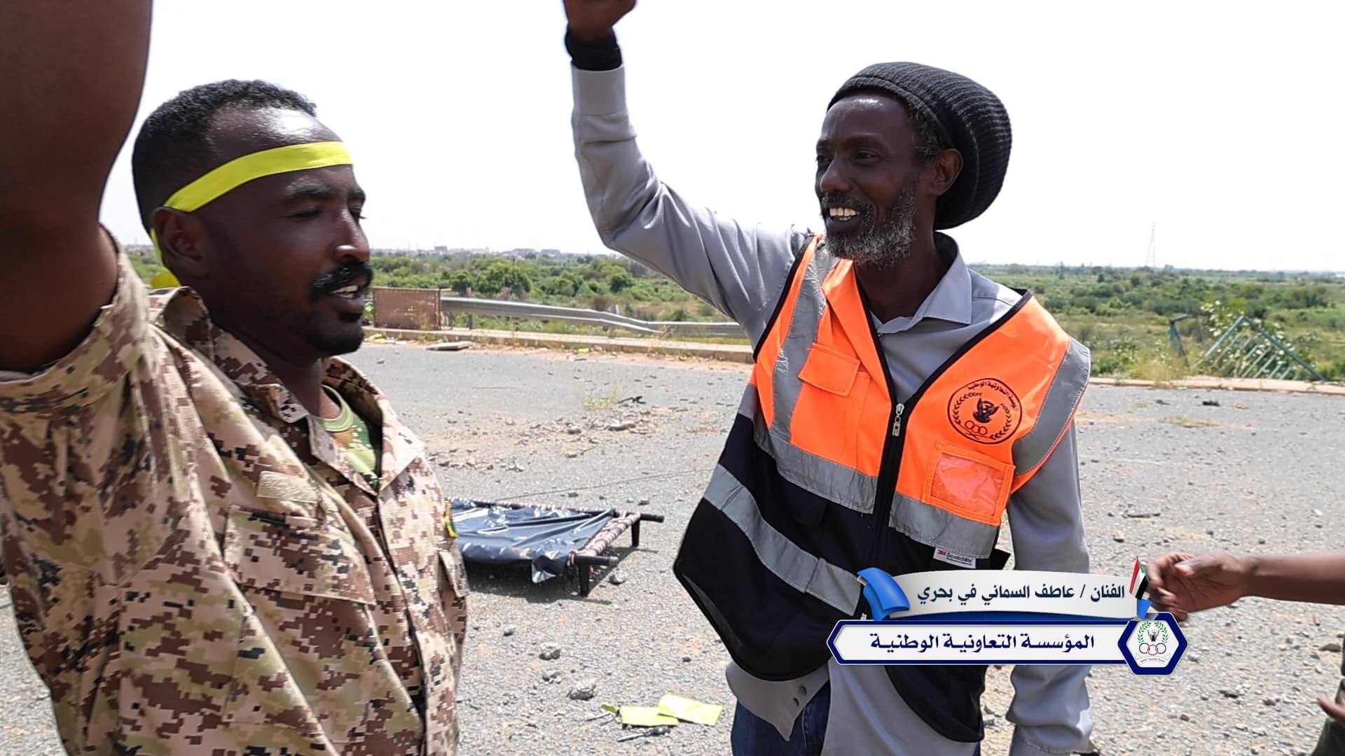 شاهد بالصور والفيديو.. الفنان عاطف السماني يعبر جسر الحلفايا ويقدم فيه سجدة شكر لله بعد أن قام الجيش ببسط سيطرته على كل المناطق المحيطة به في بحري وأم درمان
