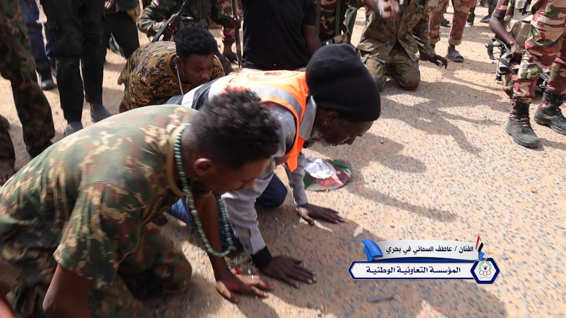 شاهد بالصور والفيديو.. الفنان عاطف السماني يعبر جسر الحلفايا ويقدم فيه سجدة شكر لله بعد أن قام الجيش ببسط سيطرته على كل المناطق المحيطة به في بحري وأم درمان