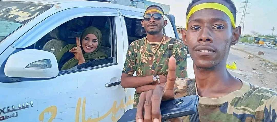 شاهد بالصورة.. الناشطة السودانية الشهيرة في العمل الطوعي سوهندا عبد الوهاب تعبر جسر الحلفايا بسيارتها وتبعث التفاؤل والطمأنينة في نفوس المواطنين