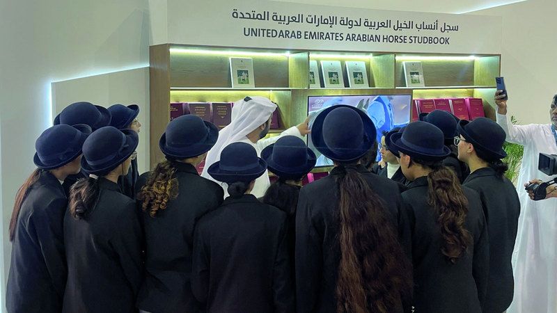الامارات | لوحات تراثية تزين جناح الإمارات في معرض الفرس الثقافي