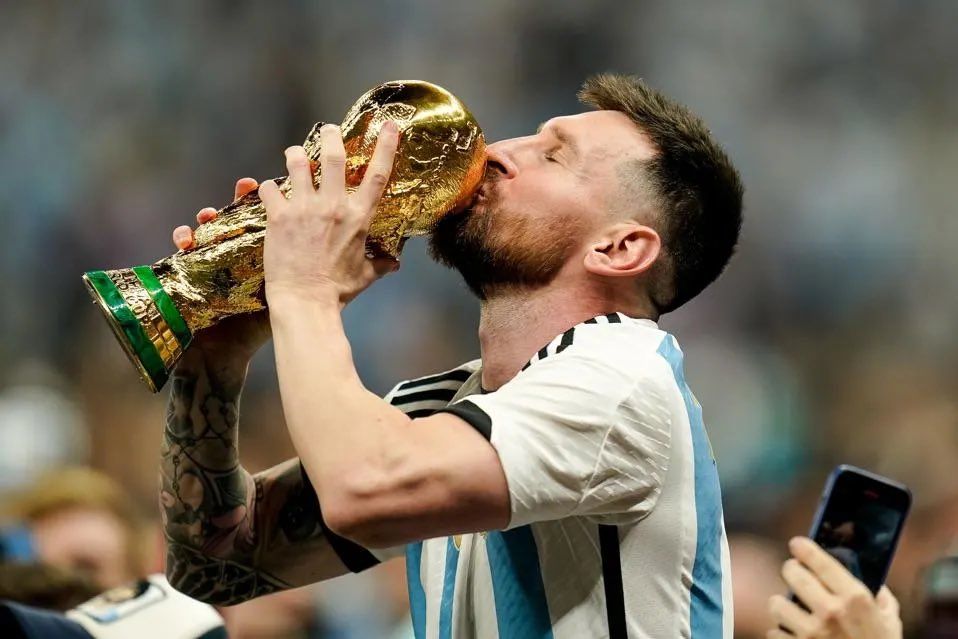 الامارات | "بطولات ميسي كالمطر".. أكثر 10 لاعبين تتويجاً في التاريخ بينهم نجم عربي!