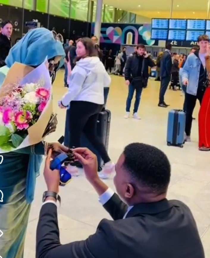 شاهد بالصور والفيديو.. شاب سوداني يستقبل حبيبته داخل أحد المطارات بفرنسا ويجلس على الأرض ويلبسها خاتم الخطوبة وسط إعجاب المسافرين والجمهور يعلق: (الجنقو مسامير الأرض)