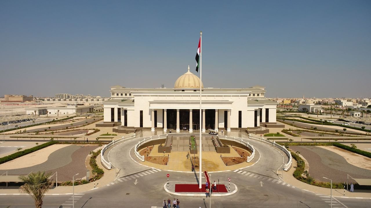 الامارات | الحكم على مدرس بالسجن والغرامة لإفساده نتائج الامتحانات مقابل رشوة