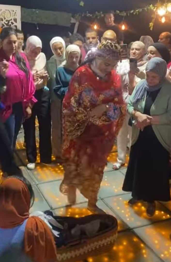 شاهد بالصورة والفيديو.. بأزياء “جرتق” العروس.. سودانية تحتفل بأسبوع مولودها على الطريقة المصرية وسط سخرية المتابعين: (دي غيرت شريحتها بعد الحرب)