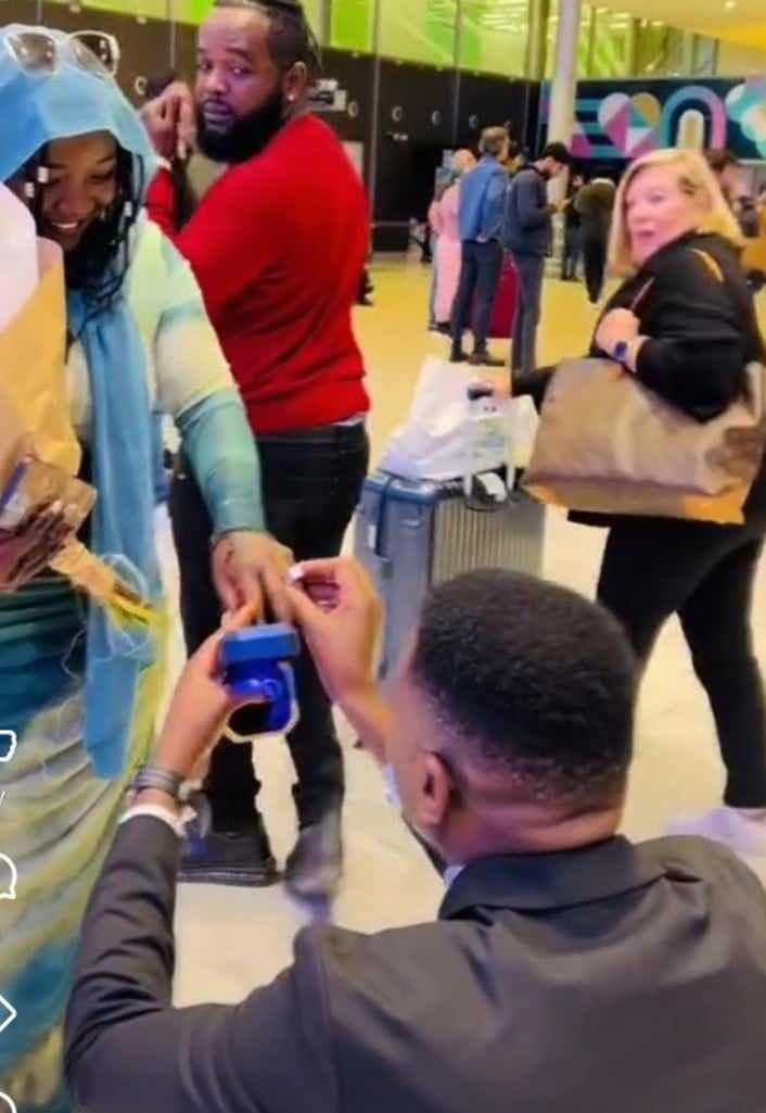 شاهد بالصور والفيديو.. شاب سوداني يستقبل حبيبته داخل أحد المطارات بفرنسا ويجلس على الأرض ويلبسها خاتم الخطوبة وسط إعجاب المسافرين والجمهور يعلق: (الجنقو مسامير الأرض)
