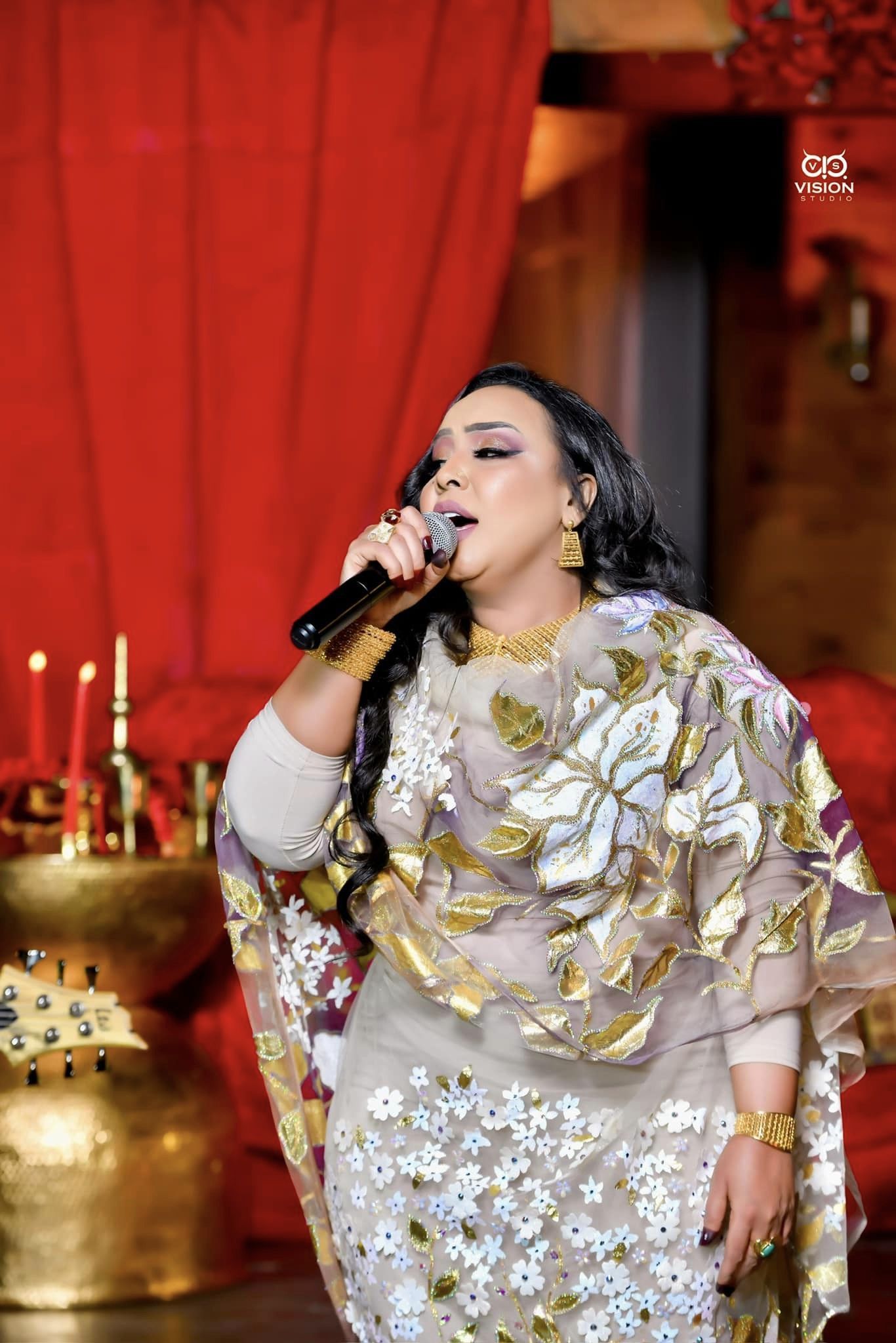 شاهد بالصور.. الفنانة هدى عربي تعود لخطف الأضواء على مواقع التواصل الاجتماعي و “ثوبها” الأنيق محل حديث الجنس اللطيف