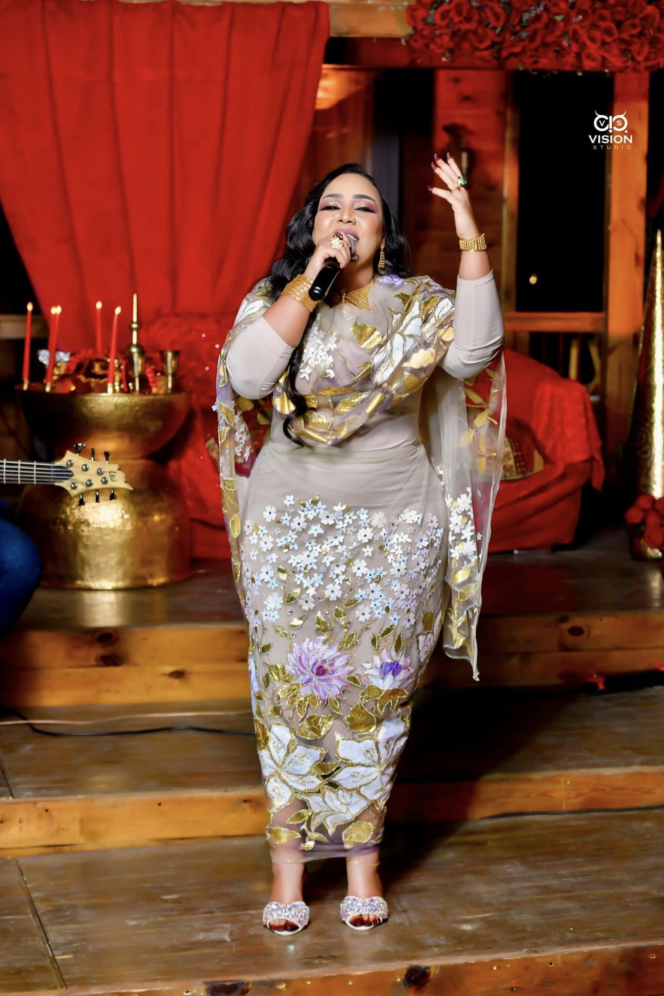 شاهد بالصور.. الفنانة هدى عربي تعود لخطف الأضواء على مواقع التواصل الاجتماعي و “ثوبها” الأنيق محل حديث الجنس اللطيف
