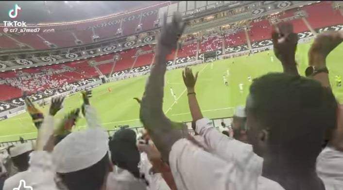 شاهد بالصورة والفيديو.. الجمهور السوداني يشجع الغرافة القطري في مباراته أمام العين الإماراتي ويحتفل بالفوز على طريقة “زردية” البرهان