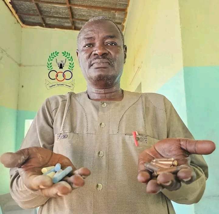 شاهد بالصورة.. أشهر أستاذ “رياضيات” بالسودان يتفقد عدد من المدارس بمدينة بحري بعد أن قام الجيش بتحريرها ويطلق مبادرة (مكان الطلقة نجيب طبشيرا بكرة بلدنا نشوف تعميرا)
