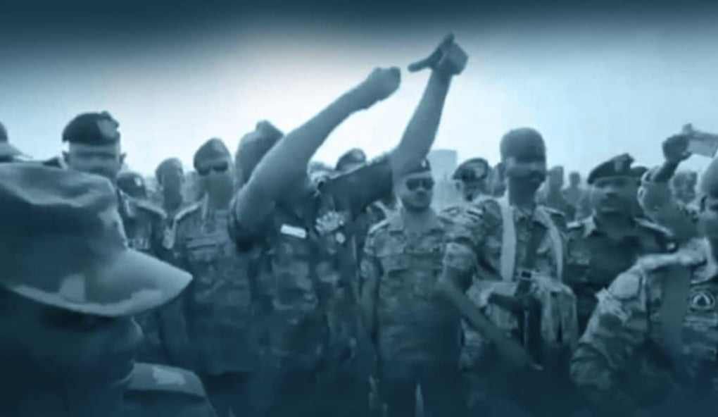 شاهد بالفيديو.. وسط هتافات داوية بالتكبير.. قائد متحرك سنار يحمس جنوده على طريقة “زردية” البرهان