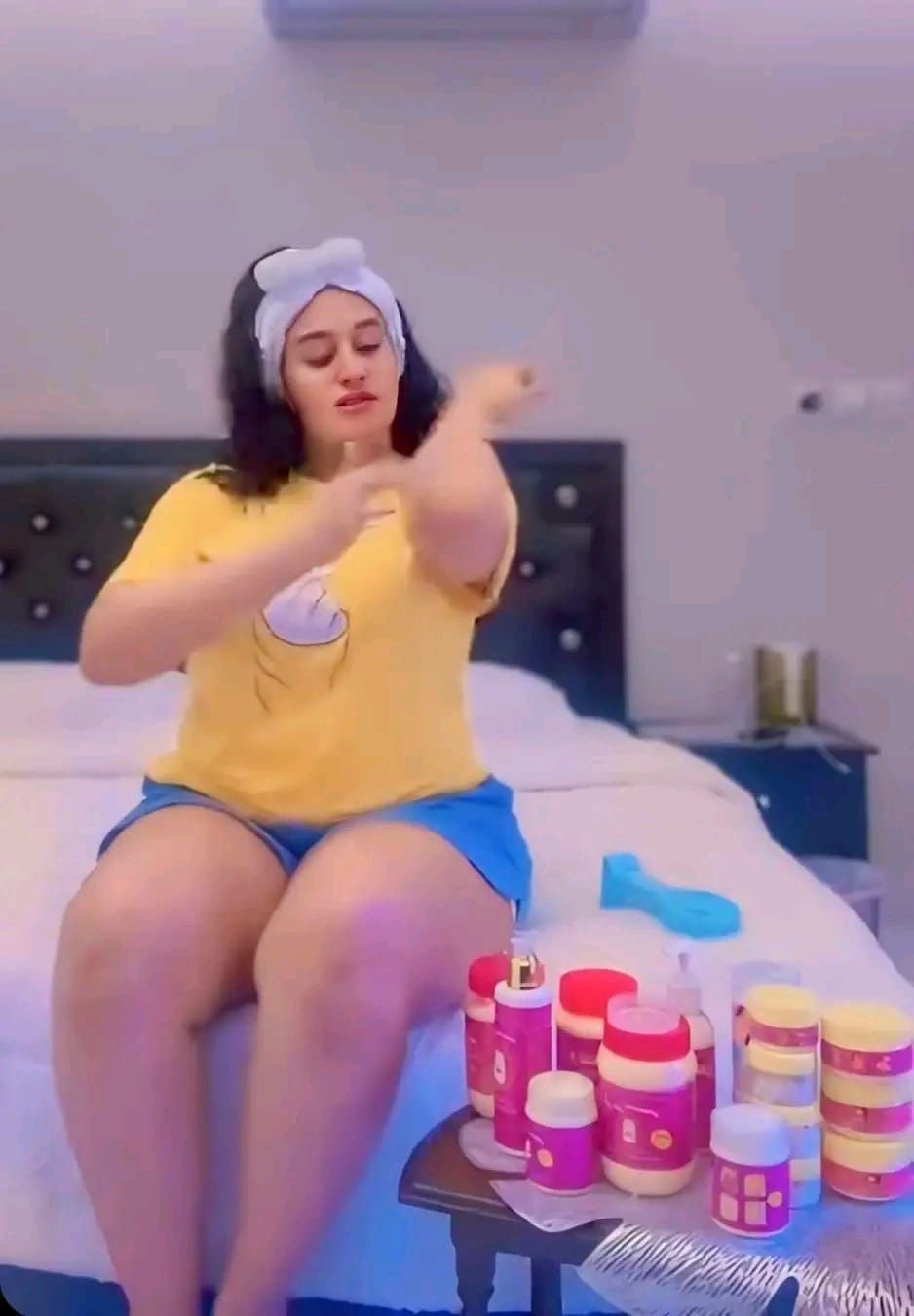 شاهد بالصورة والفيديو.. المودل آية أفرو تثير ضجة إسفيرية غير مسبوقة وتظهر داخل غرفتها بــ(الشورت) القصير أثناء عرضها لكريمات البشرة التي تستخدمها وساخرون: (جنيتي رسمي)