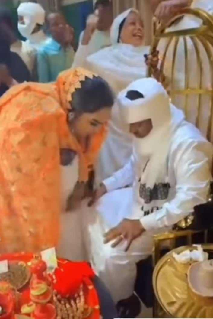 شاهد بالصور والفيديو.. في حادثة فريدة.. سيدة سودانية تفاجئ الجميع وتزف زوجها عريساً لزوجته الثانية وساخرون: (يا نساء كونوا مثل عزيزة.. قبضت حقها وسلمته للجديدة تسليم مفتاح)