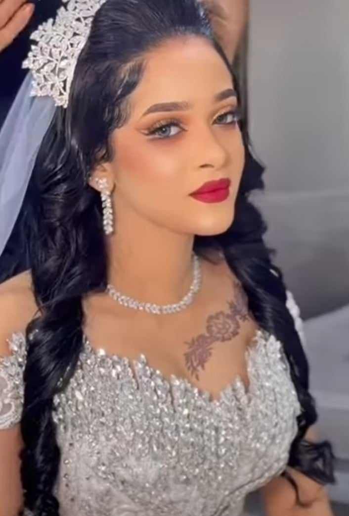 شاهد بالصورة والفيديو.. عروس سودانية حسناء تخطف الأضواء خلال تجهيزها لحفل زفافها