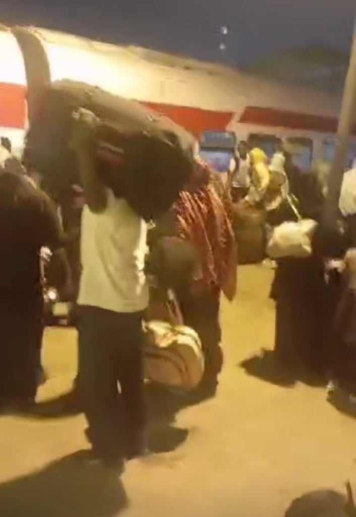 شاهد بالصورة والفيديو.. بعد انتصارات الجيش الأخيرة.. المئات من السودانيون يحملون حقائبهم وأمتعتهم ويتزاحمون داخل إحدى محطات مصر تأهباً للعودة لأرض الوطن