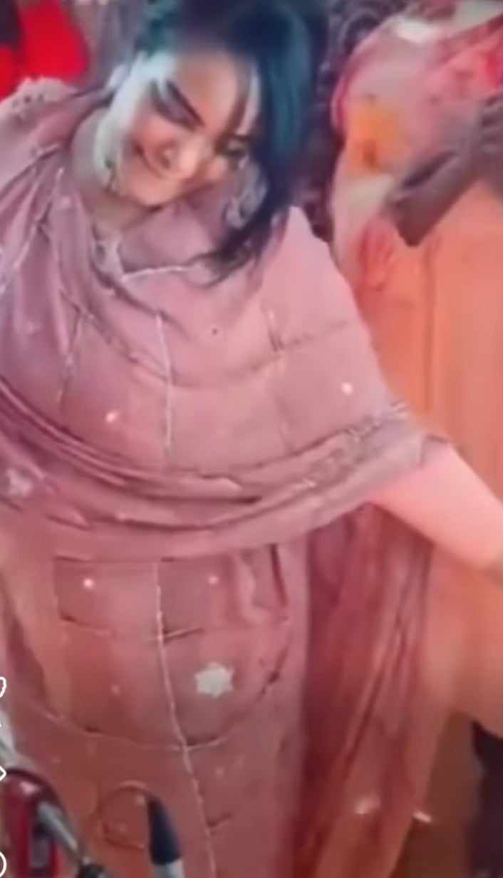 شاهد بالصورة والفيديو.. حسناء سودانية تشعل مواقع التواصل الاجتماعي بوصلة رقص مثيرة على أنغام “الربابة” والجمهور يتغزل: (عوم يا وز وبصدرك هز)