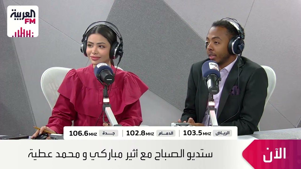 شاهد بالفيديو.. مذيع العربية السوداني محمد عطية يجهش بالبكاء على الهواء بعد تلقيه مكالمة مؤثرة