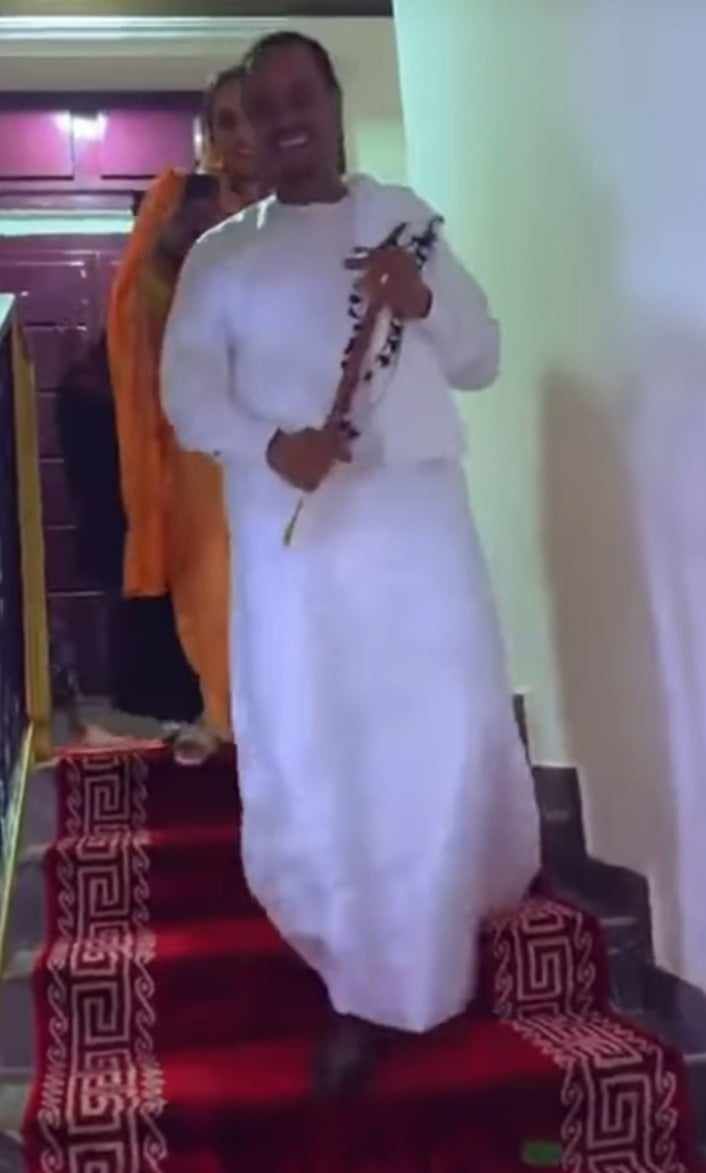 شاهد بالصور والفيديو.. في حادثة فريدة.. سيدة سودانية تفاجئ الجميع وتزف زوجها عريساً لزوجته الثانية وساخرون: (يا نساء كونوا مثل عزيزة.. قبضت حقها وسلمته للجديدة تسليم مفتاح)