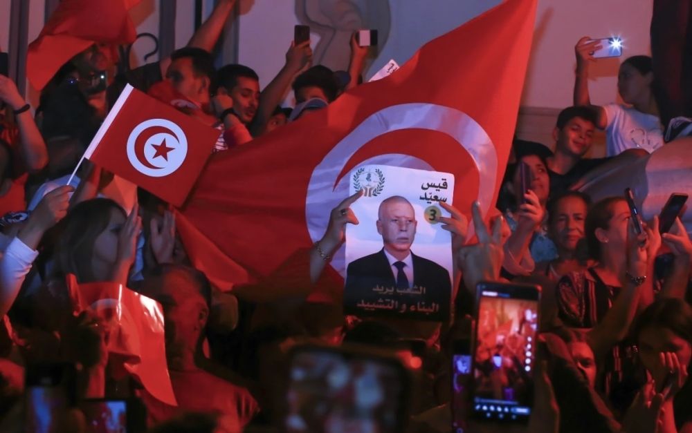 الاستطلاعات تبين فوز الرئيس التونسي بولاية ثانية