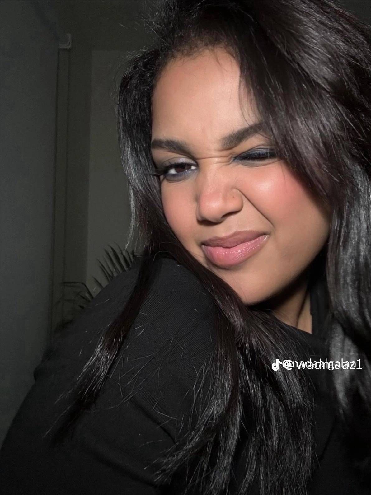 شاهد بالصور.. في عيد ميلادها.. إبنة الفنانة ندى القلعة تخطف الأضواء وتسحب البساط من والدتها والجمهور يتغزل: (اسمح من أمك وانتاج عالي الجودة يا قلعة)