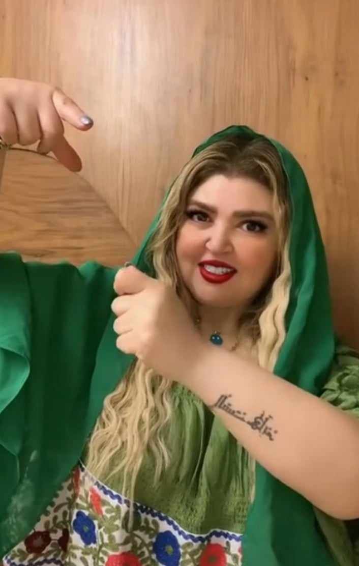 شاهد بالصورة والفيديو.. الممثلة المصرية الشهيرة مها أحمد تشعل مواقع التواصل السودانية والمصرية بــ”زردية” البرهان وتضرب التحية العسكرية لقائد الجيش السوداني