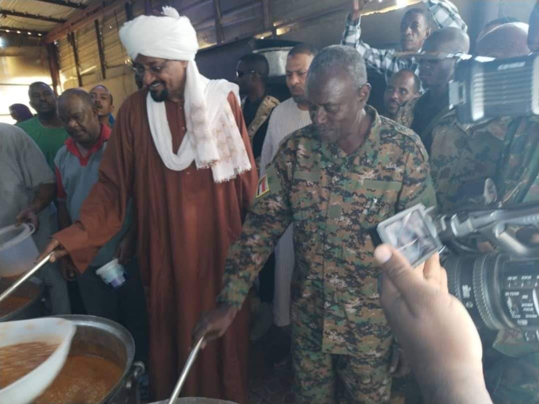 أنين “التكايا” .. العنف يعرقل “شريان حياة” السودانيين