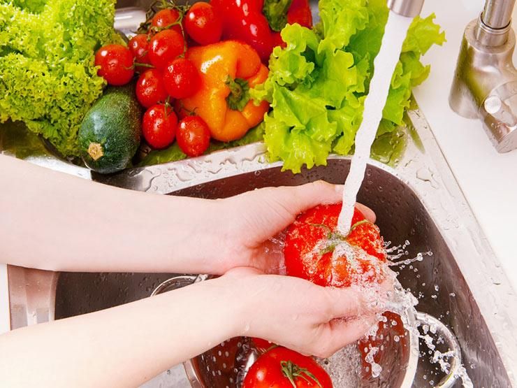 هل شطف الطعام قبل الطهي بصابون المواعين يضر بالصحة؟