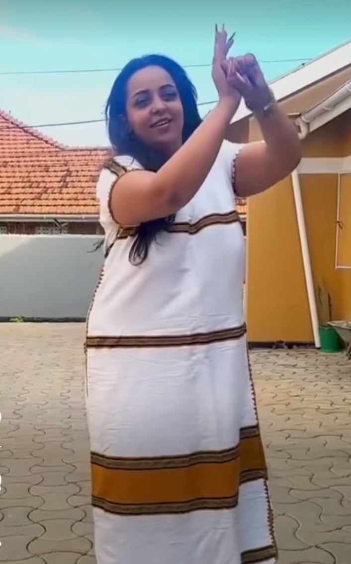شاهد بالصورة والفيديو.. حسناء أثيوبية فائقة الجمال تشعل مواقع التواصل بــ”زردية” البرهان وتهتف: (جيش واحد شعب واحد النصر للسودان)