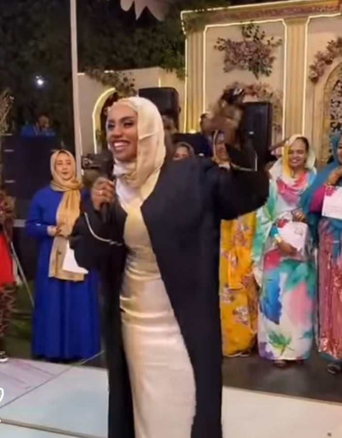 شاهد بالصورة والفيديو.. خريجة سودانية من إحدى كليات التمريض فقدت والدها تبعث برسالة مؤثرة لوالدتها الحاضرة حفل تخرجها بالقاهرة وتتسبب في بكاء الحاضرين