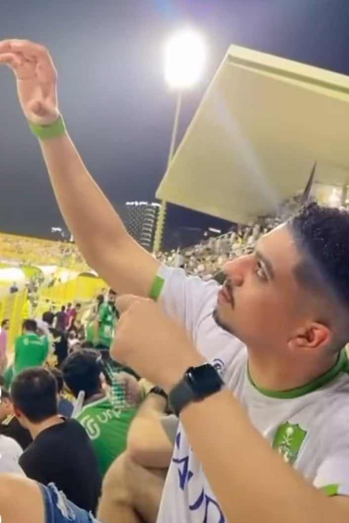بالصورة والفيديو.. من داخل إستاد الملك عبد الله بجدة.. الإعلامي مازن حلمي يتخلى عن موقف “الحياد” الذي اتخذه خلال الحرب ويلوح بــ”زردية” وساخرون: (خلاص عرفتوا الدعامة انتهوا؟)