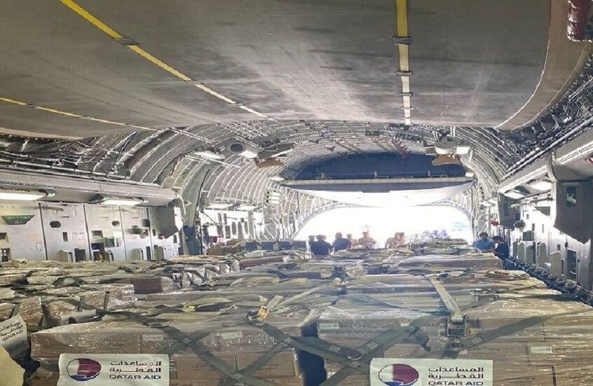 الخليج اليوم .. قطر تقيم جسرا جويا لنقل المساعدات الإغاثية إلى لبنان وترسل أول طائرة