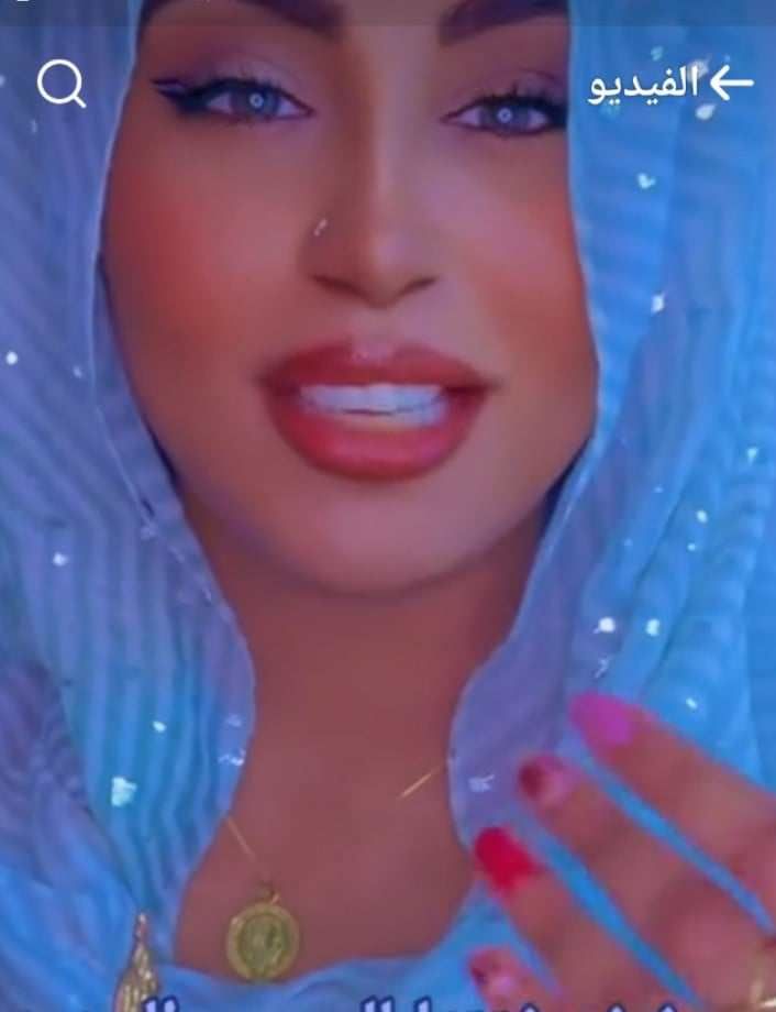 شاهد بالفيديو.. السيدة السودانية التي وقفت مع زوجها في زواجه الثاني وزفته عريساً لــ”ضرتها” تشغل الرأي العام ومطربة تطلق لها أغنية خاصة: (الحسادة خلوها عزيزة قمة ما بتصلوها)