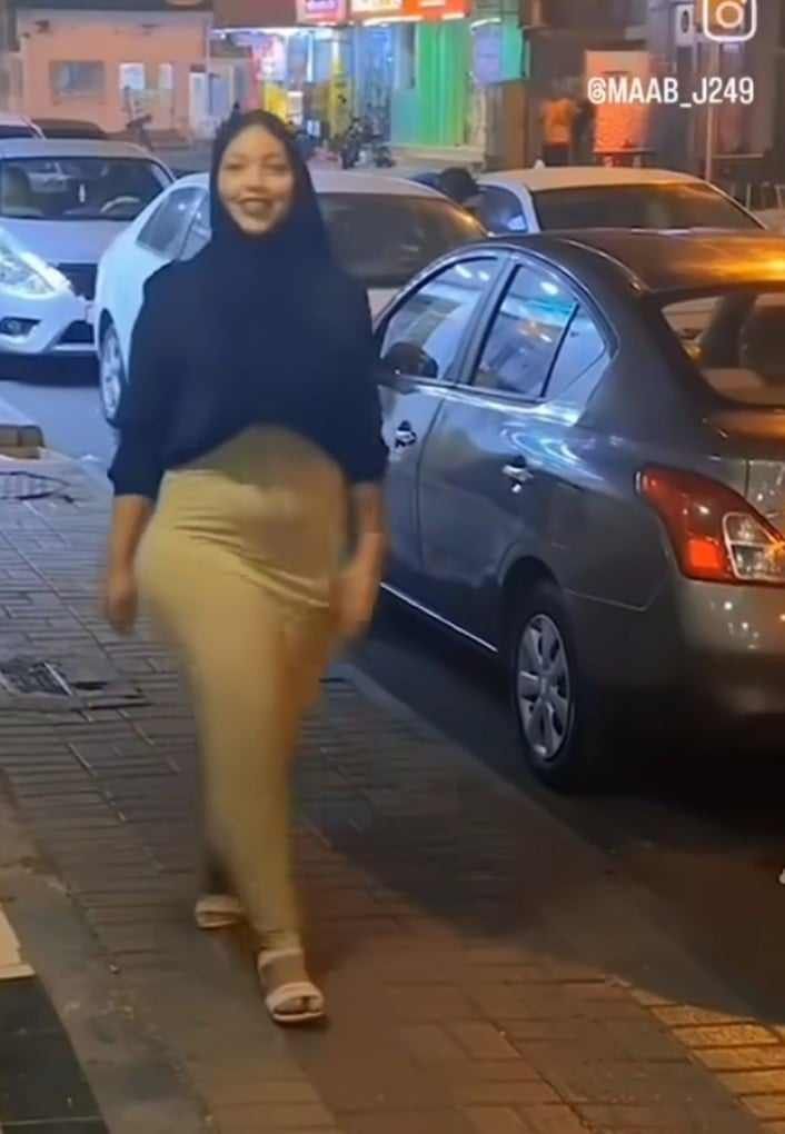 شاهد بالصورة والفيديو.. بأزياء مثيرة للجدل.. فتاة سودانية تستعرض جمالها وتفاصيل جسمها في شوارع القاهرة وتثير غضب المتابعين (فك العرش بقى في الشارع العام كمان)