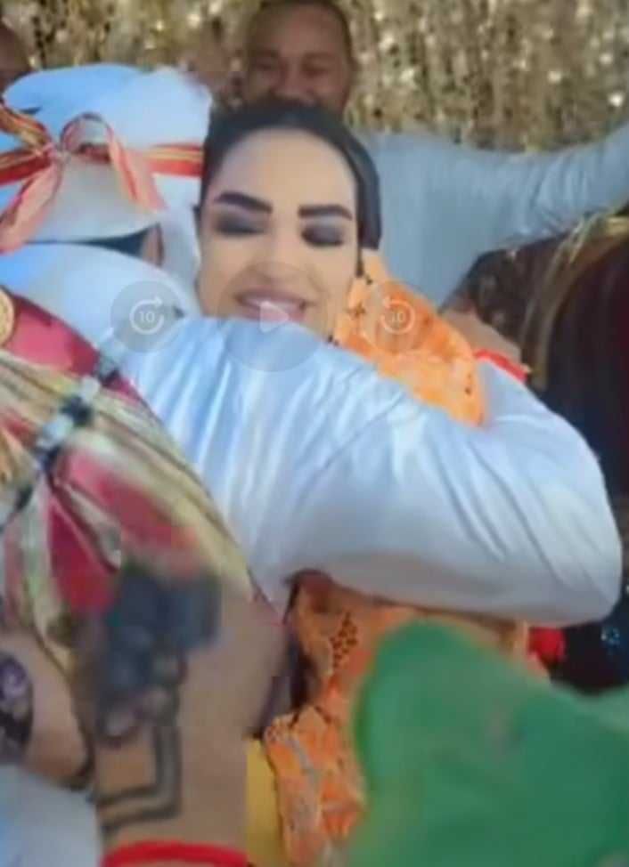 شاهد بالصورة والفيديو.. بالأحضان وفي لحظات رومانسية.. الحسناء السودانية “عزيزة” تواصل إبهار المتابعين وتزف زوجها عريساً لزوجته الجديدة