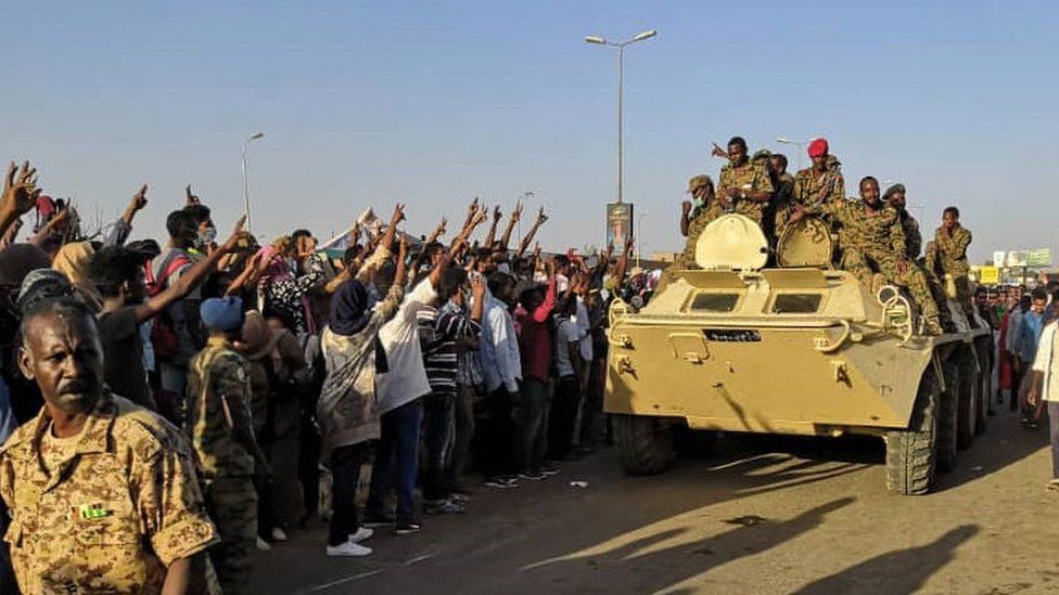 شاهد بالفيديو.. فرحة عارمة لمُسن سوداني لحظة مشاهدته انتصارات الجيش الأخيرة على الدعم السريع والجمهور يعلق: (خليتنا نبكي يا حاج)
