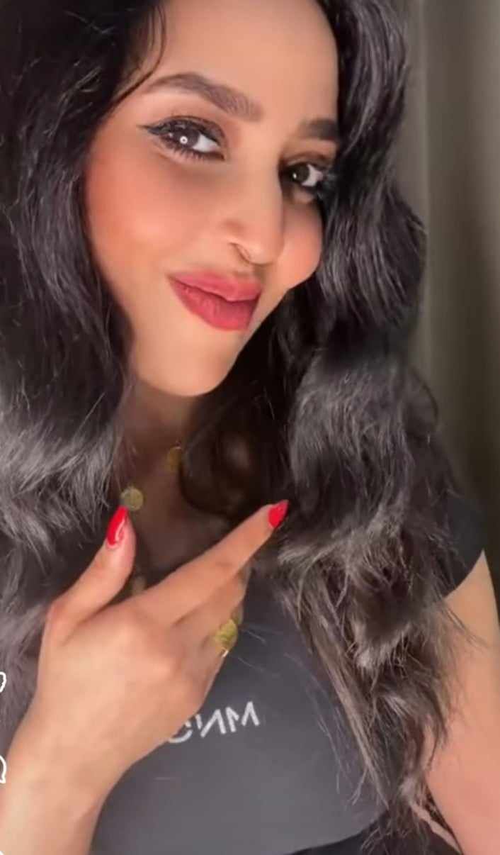 شاهد بالصورة والفيديو.. المذيعة السودانية الحسناء شهد الهندس تعود لخطف الأضواء على مواقع التواصل بإطلالة ملفتة وهي ترقص على أنغام (يا غزالي)