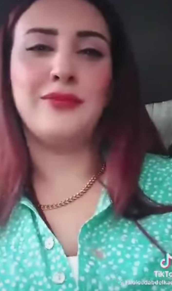 شاهد بالصورة والفيديو.. حسناء مصرية تسخر من حميدتي: (كر عليا جاي في الأخر تقول ضربتنا مصر..أجدع تحية لقائد الجيش وأسد الغابة البرهان ويا دعامة خلاص استسلموا عشان شكلكم بقى وحش)
