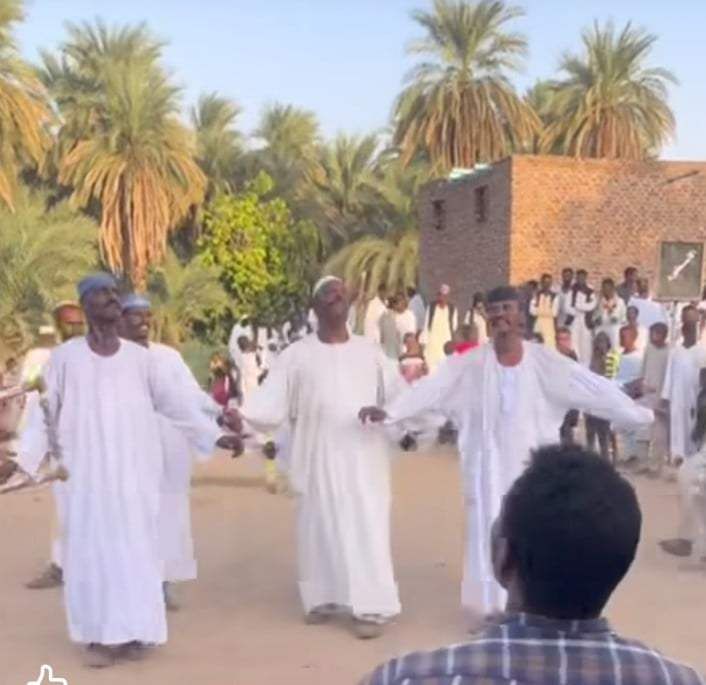 شاهد بالصورة والفيديو.. خلال حفل طمبور بالشمالية.. “الكورس” يخطفون الأضواء بفواصل من الرقص الجميل ويشعلون الساحة بــ”زردية” قائد الجيش البرهان