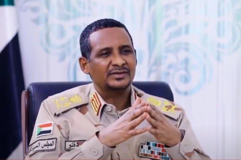 شاهد بالفيديو.. نشطاء على مواقع التواصل الاجتماعي بالسودان يكشفون الأسباب التي جعلت “حميدتي” يتهم مصر بضرب قواته بجبل موية